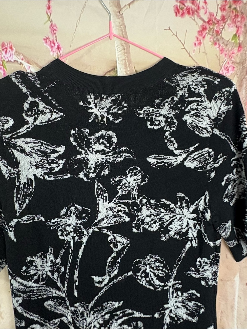 White House Black Market Black & White Floral Button-Shoulder Top - Picture 6 of 9